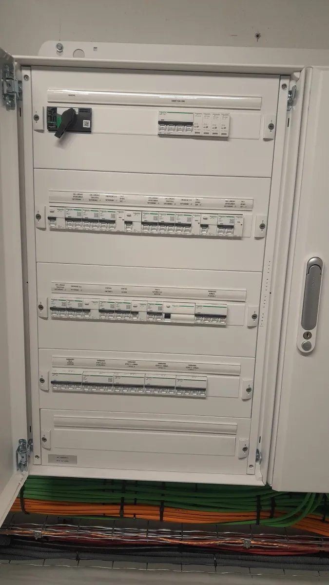 Instalación y mantenimiento de cuadros eléctricos y acometidas eléctricas en Blanes